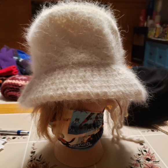 Ladies soft white hat - Picture 3 of 14